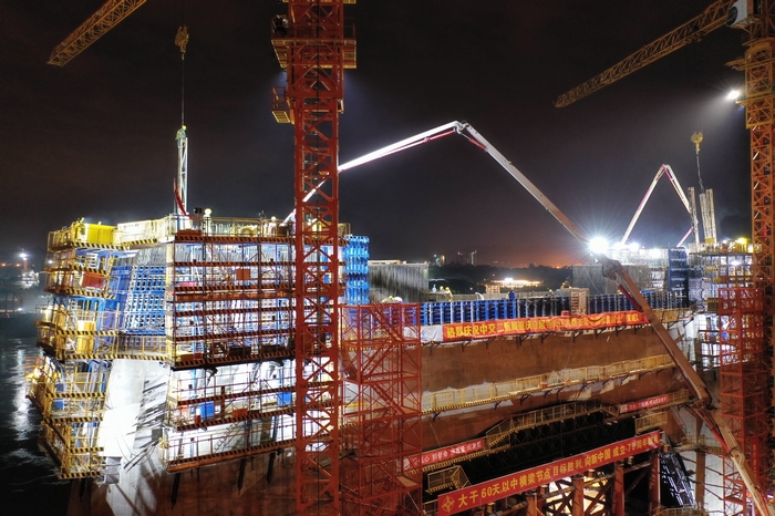 2019年10月19日夜间，白居寺长江大桥大渡口侧主塔中横梁混凝土浇筑中-童作欣 摄.jpg