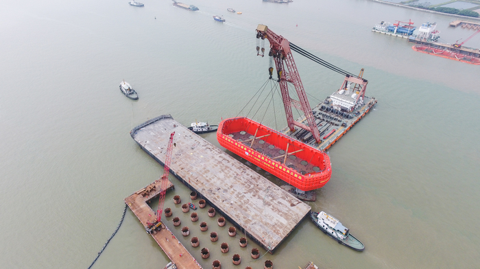 东江南支流港湾大桥钢吊箱正在下放.jpg