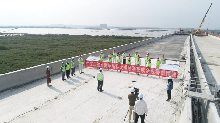 海陵岛特大桥顺利完成全线桥面铺装施工任务-图1.jpg