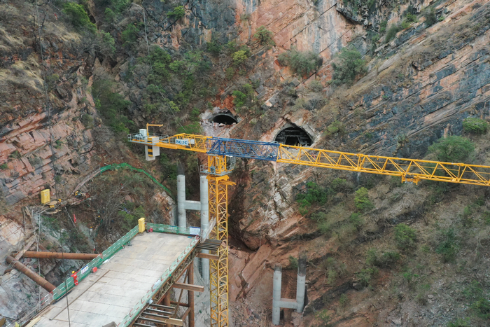 华丽高速哥石山隧道实现双线贯通 (2).jpg