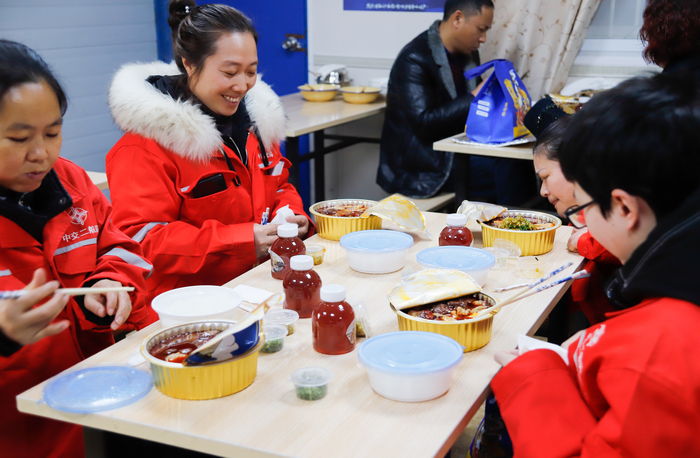 工地上的“火辣”团年饭。白居寺长江大桥项目为留守人员送上火锅套餐 (3).jpg