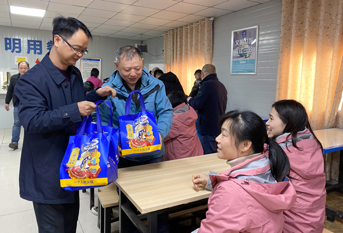 工地上的“火辣”团年饭。白居寺长江大桥项目为留守人员送上火锅套餐 (6).jpg